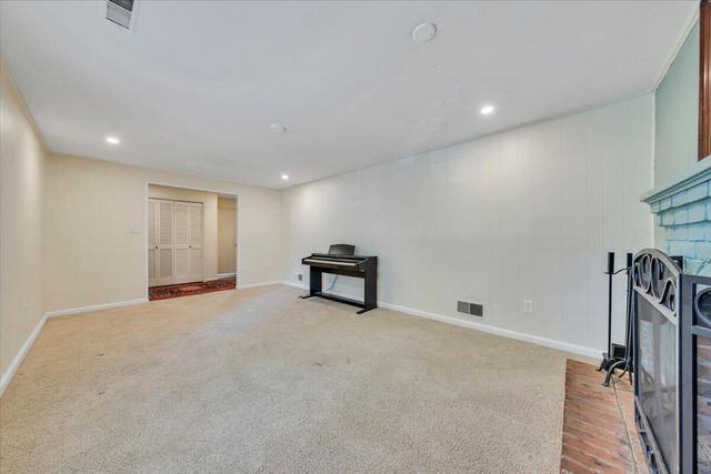 2750 White Pelican LN, Roanoke, VA 24018