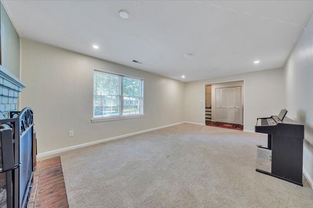 2750 White Pelican LN, Roanoke, VA 24018
