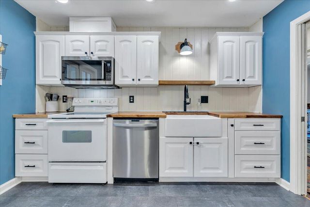 2750 White Pelican LN, Roanoke, VA 24018