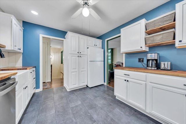 2750 White Pelican LN, Roanoke, VA 24018