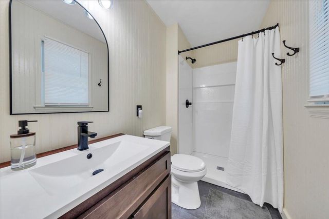 2750 White Pelican LN, Roanoke, VA 24018
