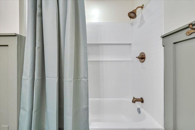 2750 White Pelican LN, Roanoke, VA 24018