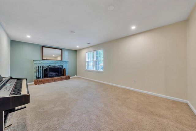 2750 White Pelican LN, Roanoke, VA 24018