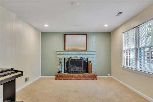 2750 White Pelican LN, Roanoke, VA 24018