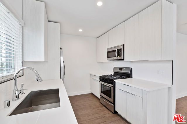 1117 S BRONSON Avenue 11, Los Angeles, CA 90019