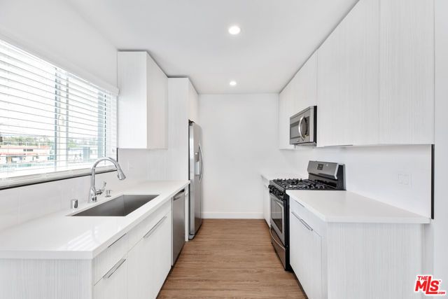 1117 S BRONSON Avenue 11, Los Angeles, CA 90019