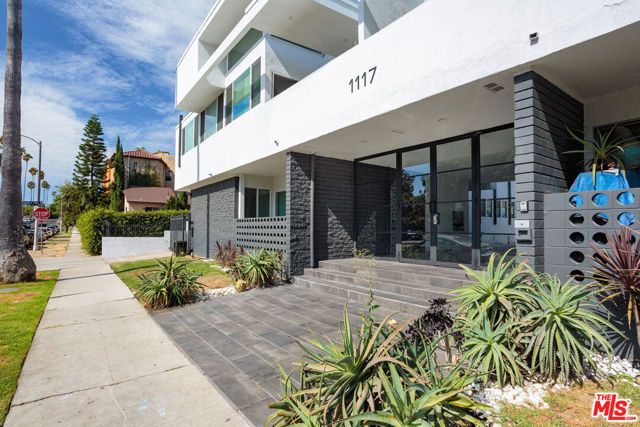 1117 S BRONSON Avenue 11, Los Angeles, CA 90019