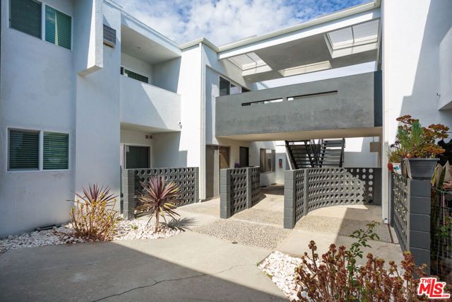 1117 S BRONSON Avenue 11, Los Angeles, CA 90019