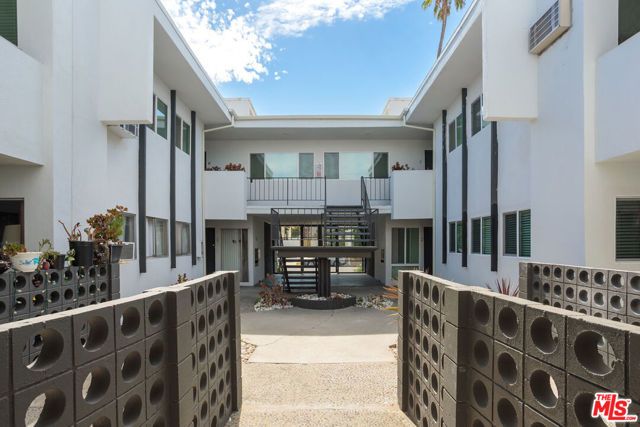 1117 S BRONSON Avenue 11, Los Angeles, CA 90019