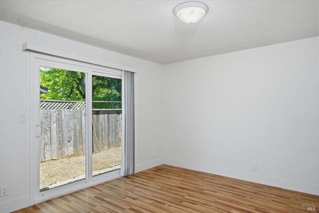 2537 Tamarisk Dr, Santa Rosa, CA 95405