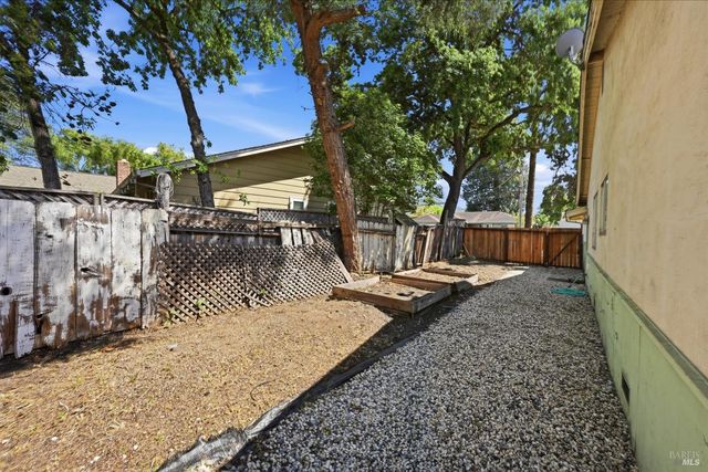 2537 Tamarisk Dr, Santa Rosa, CA 95405