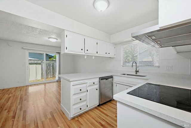 2537 Tamarisk Dr, Santa Rosa, CA 95405