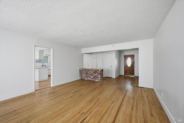 2537 Tamarisk Dr, Santa Rosa, CA 95405