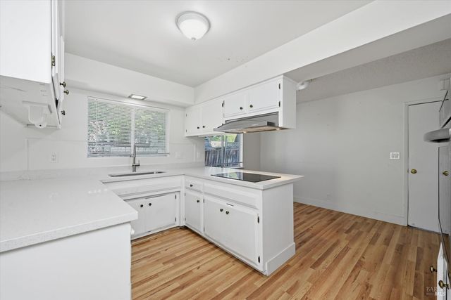 2537 Tamarisk Dr, Santa Rosa, CA 95405