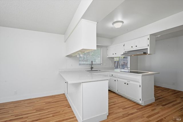 2537 Tamarisk Dr, Santa Rosa, CA 95405