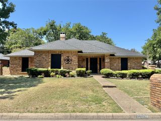 2031 Pecan Street, Bonham, TX 75418