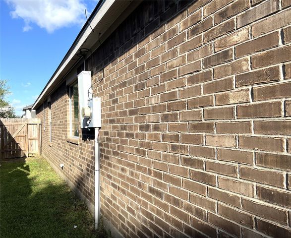 8603 W Highlands Crossing, Highlands, TX 77562