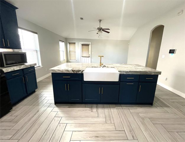 8603 W Highlands Crossing, Highlands, TX 77562