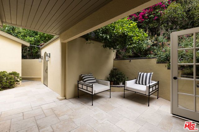 3425 Ione Drive, Los Angeles, CA 90068