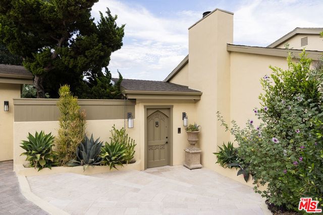 3425 Ione Drive, Los Angeles, CA 90068