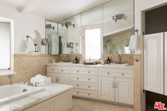 3425 Ione Drive, Los Angeles, CA 90068