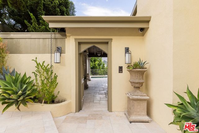 3425 Ione Drive, Los Angeles, CA 90068