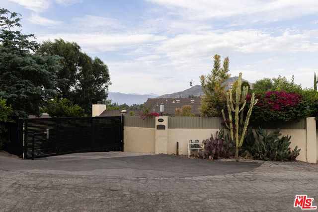 3425 Ione Drive, Los Angeles, CA 90068