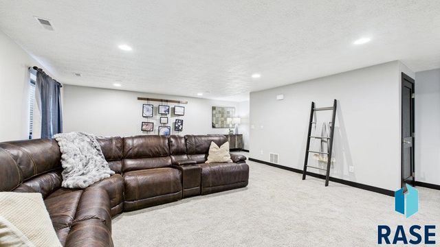 6409 S El Dorado Ave, Sioux Falls, SD 57108