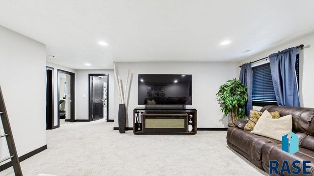 6409 S El Dorado Ave, Sioux Falls, SD 57108
