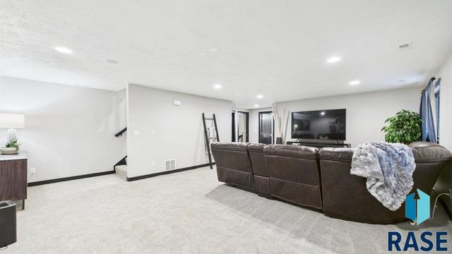 6409 S El Dorado Ave, Sioux Falls, SD 57108