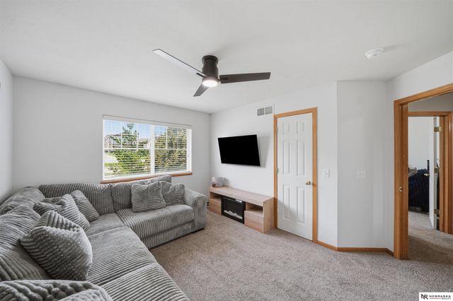 8843 Venice Lane, Lincoln, NE 68526