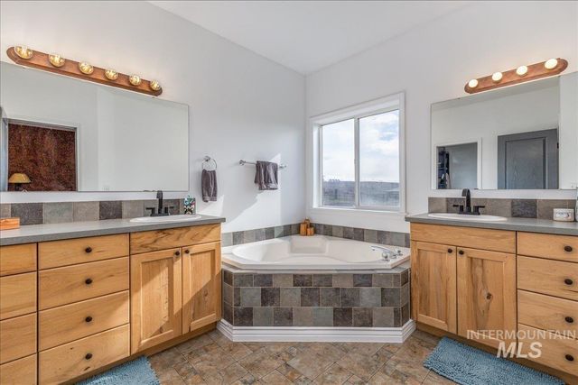 25940 Lansing Ln, Middleton, ID 83644