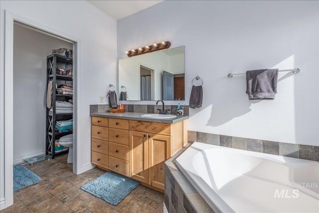 25940 Lansing Ln, Middleton, ID 83644