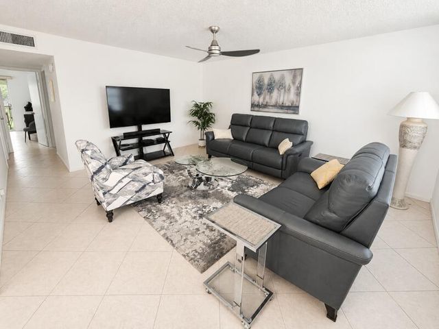 567 Burgundy L, Delray Beach, FL 33484