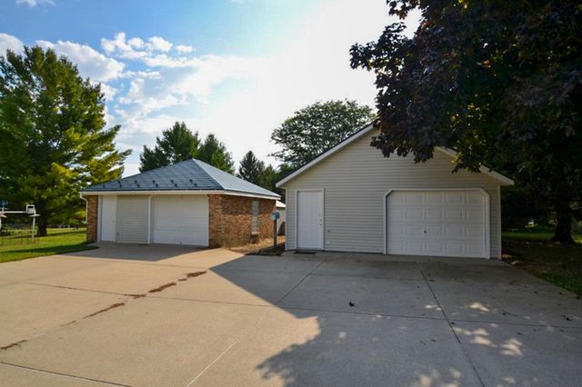 W265N2666 Meadowbrook ROAD, Pewaukee, WI 53072