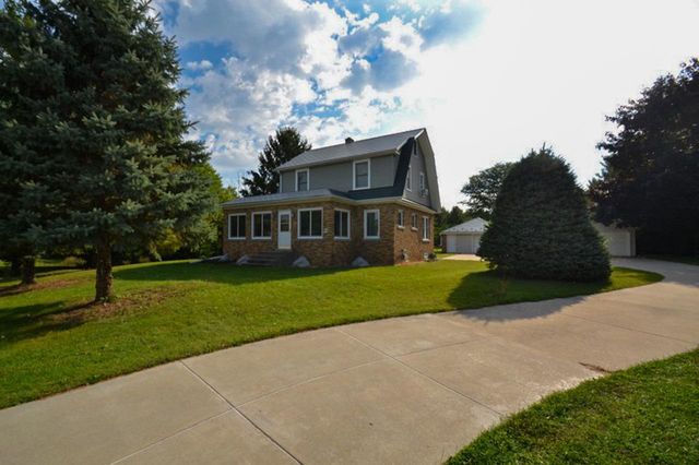 W265N2666 Meadowbrook ROAD, Pewaukee, WI 53072