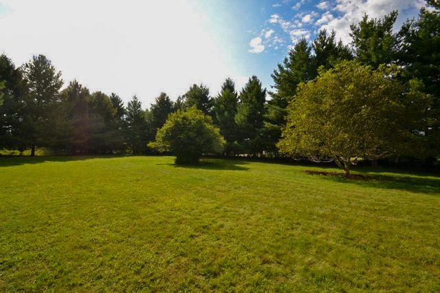 W265N2666 Meadowbrook ROAD, Pewaukee, WI 53072