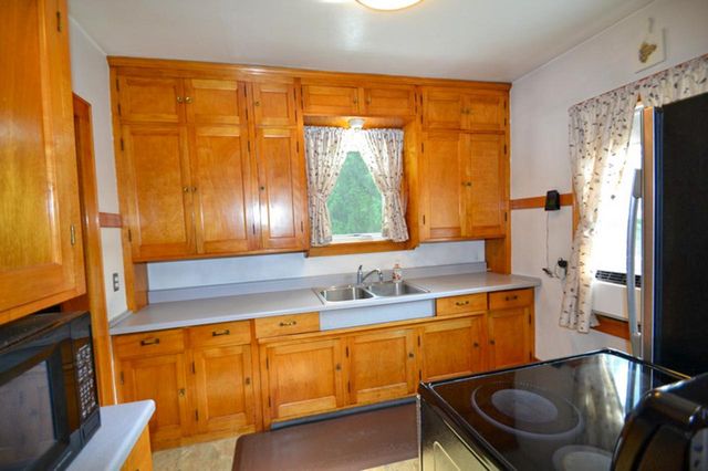 W265N2666 Meadowbrook ROAD, Pewaukee, WI 53072