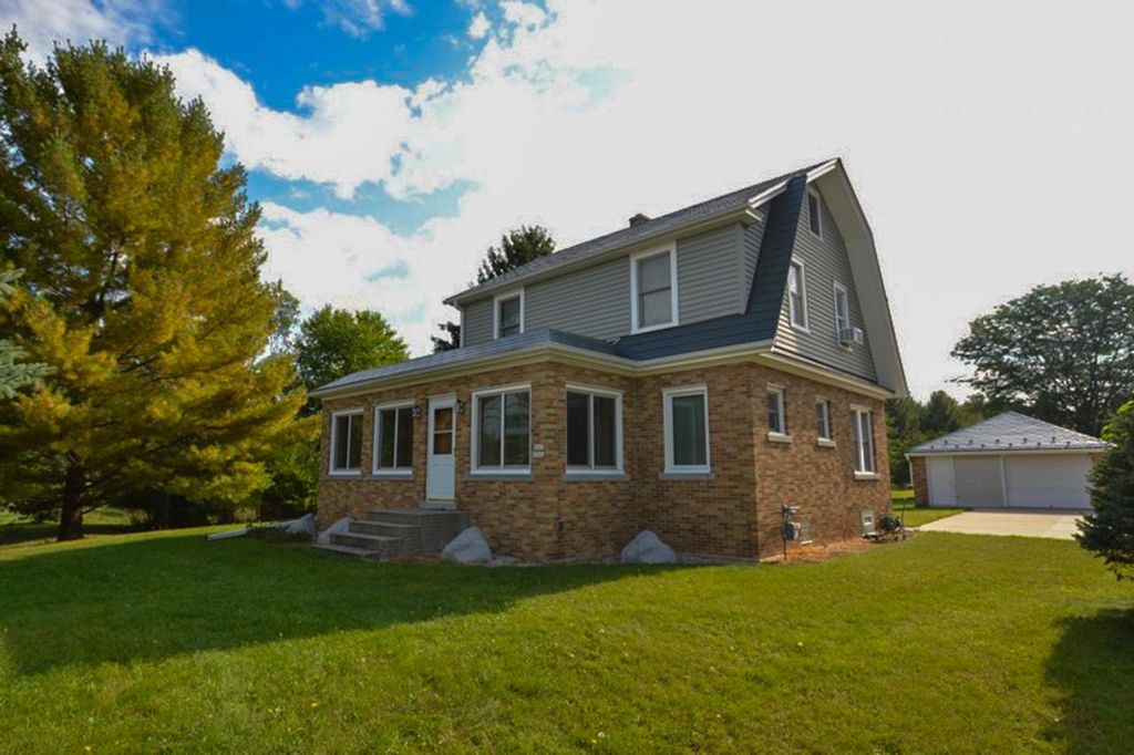 W265N2666 Meadowbrook ROAD, Pewaukee, WI 53072