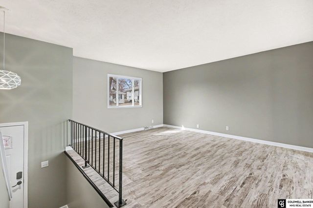 6610 Vernon Avenue, Omaha, NE 68104