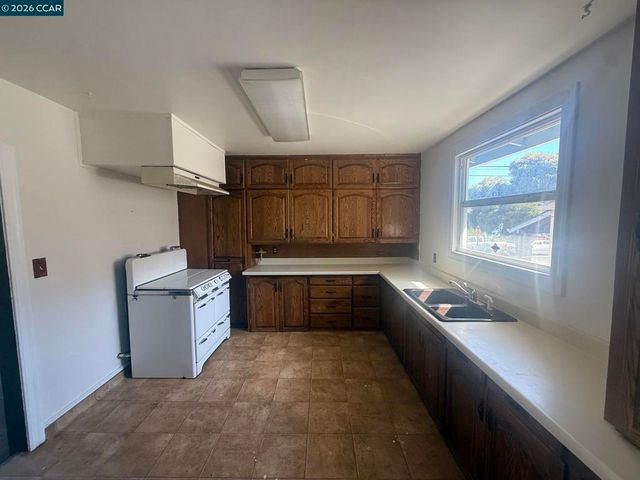 2027 96th ave, Oakland, CA 94603