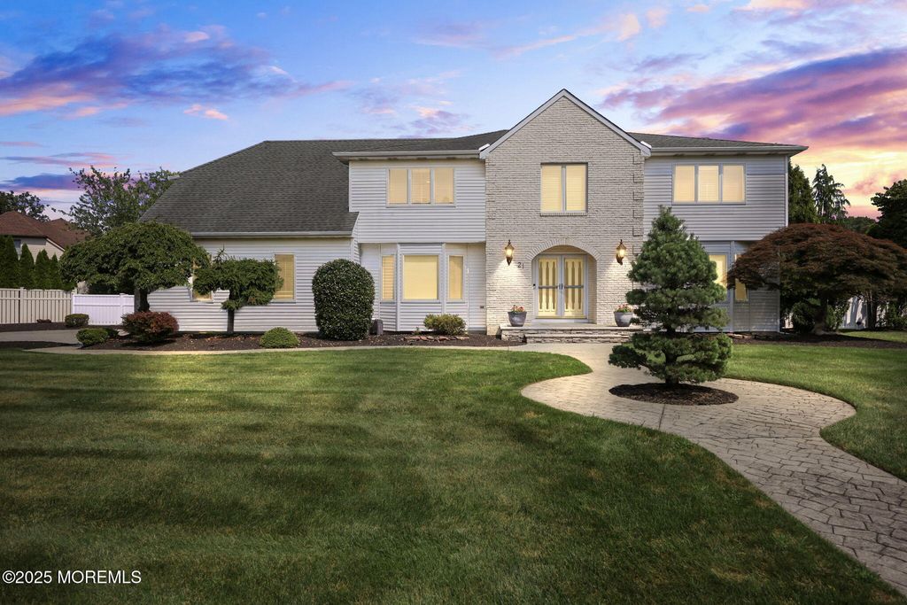 21 Musket Lane, Eatontown, NJ 07724