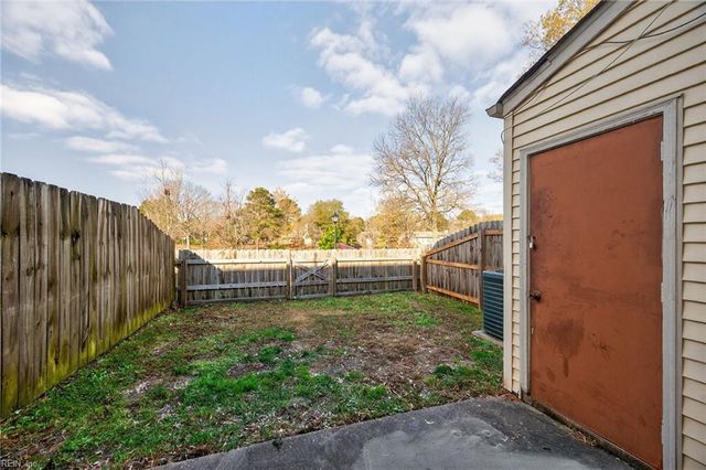 1244 Mill Lake QTR, Chesapeake, VA 23320