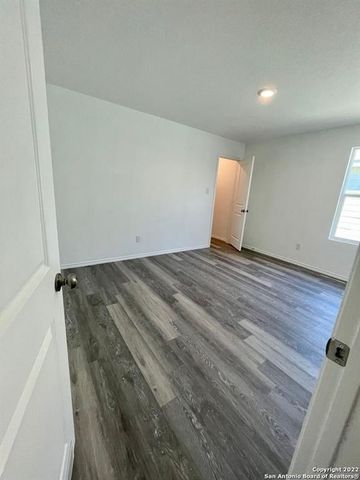 5910 Antonio PL, Seguin, TX 78155