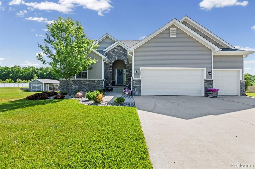 751 Nelson William Drive, Update, MI 48462