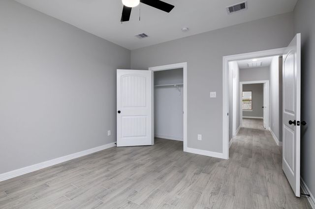 1737 E Lake Drive, Huntsville, TX 77340