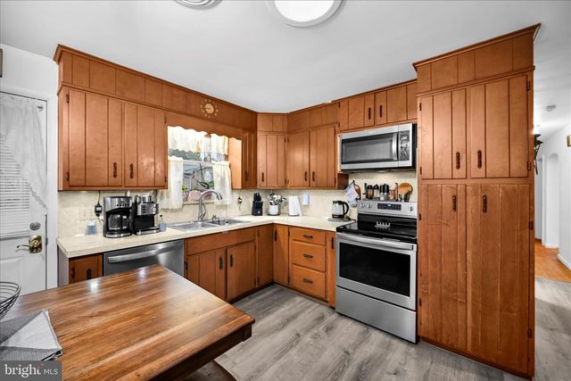593 MULL AVE, Leesport, PA 19533