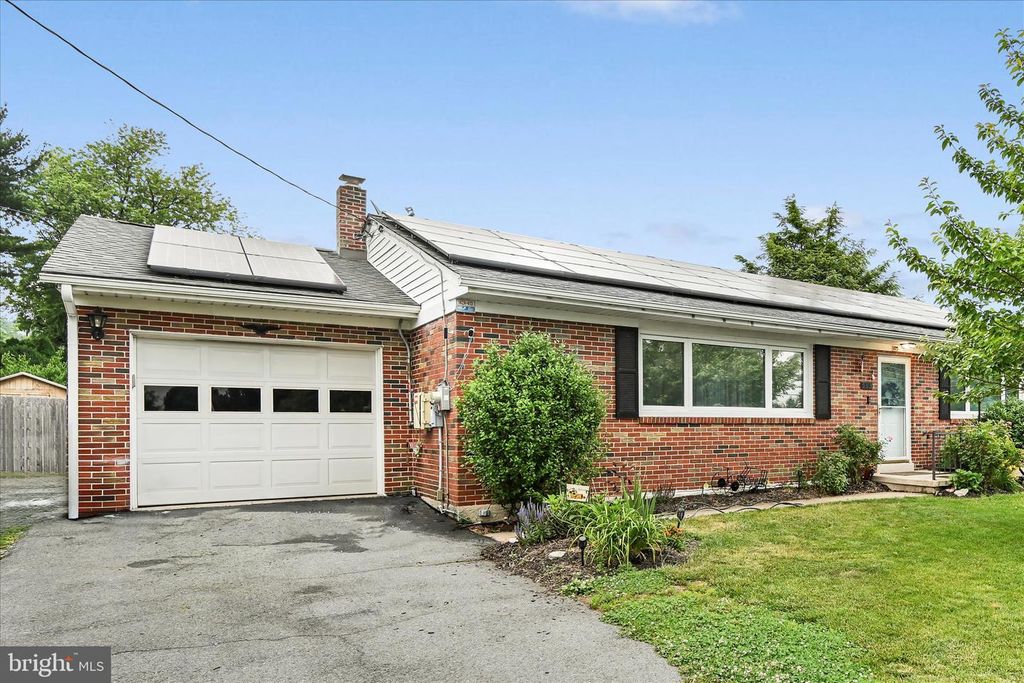 593 MULL AVE, Leesport, PA 19533