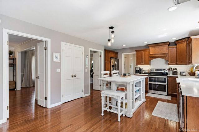 8 Dogwood Road, Stony Brook, NY 11790