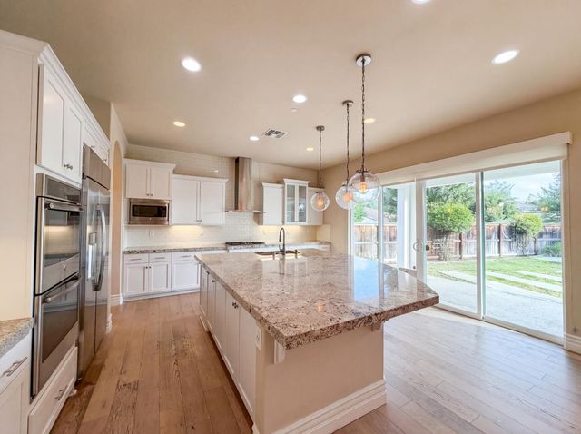 5601 Lakepointe Dr, Rocklin, CA 95677